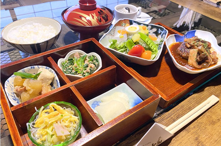 地元食材を使った見た目も鮮やかなランチ　※写真はイメージです
