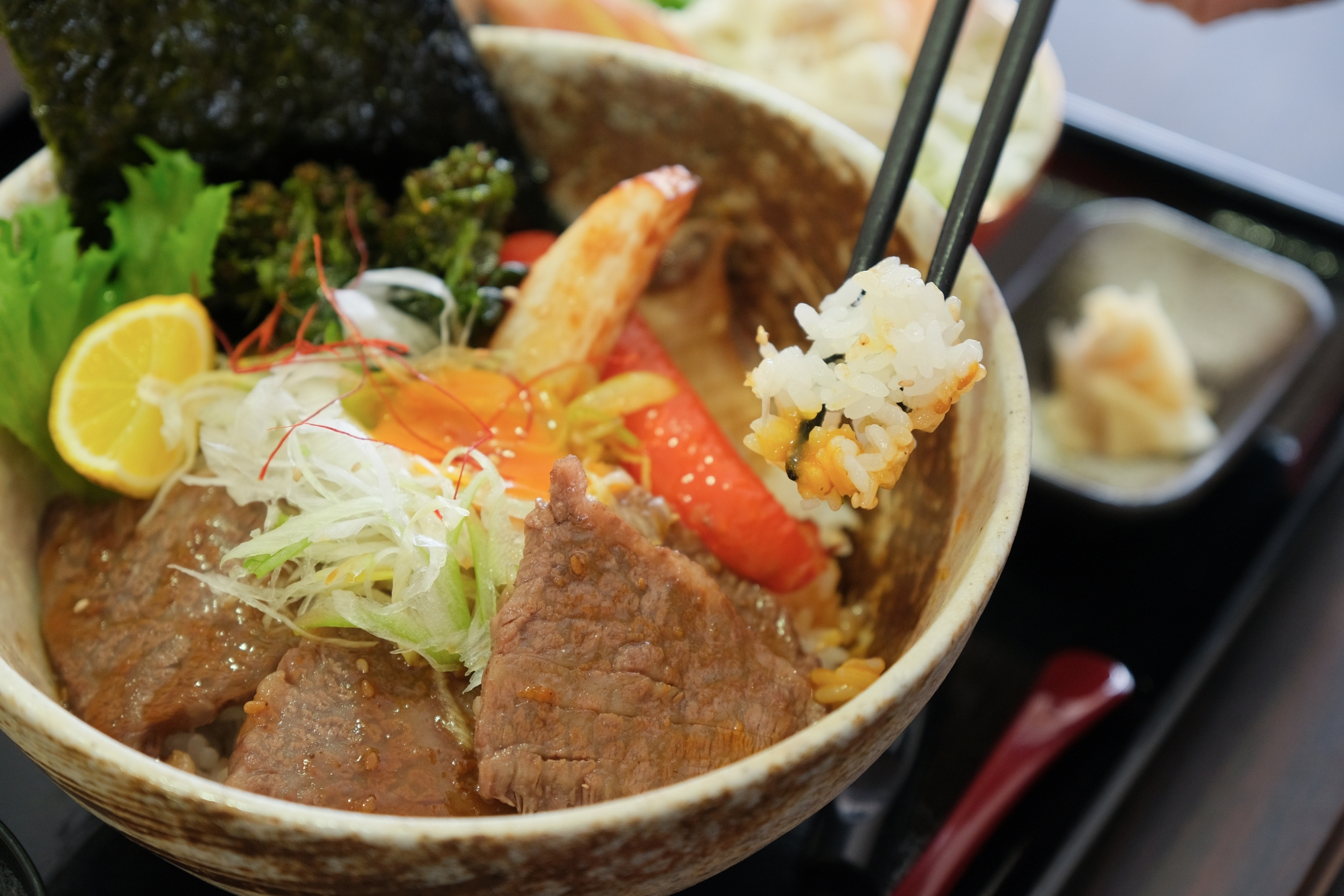 【一般的な「丼もの」では脇役になりがちなごはん、ここでは主役ですから! 失礼のないように】