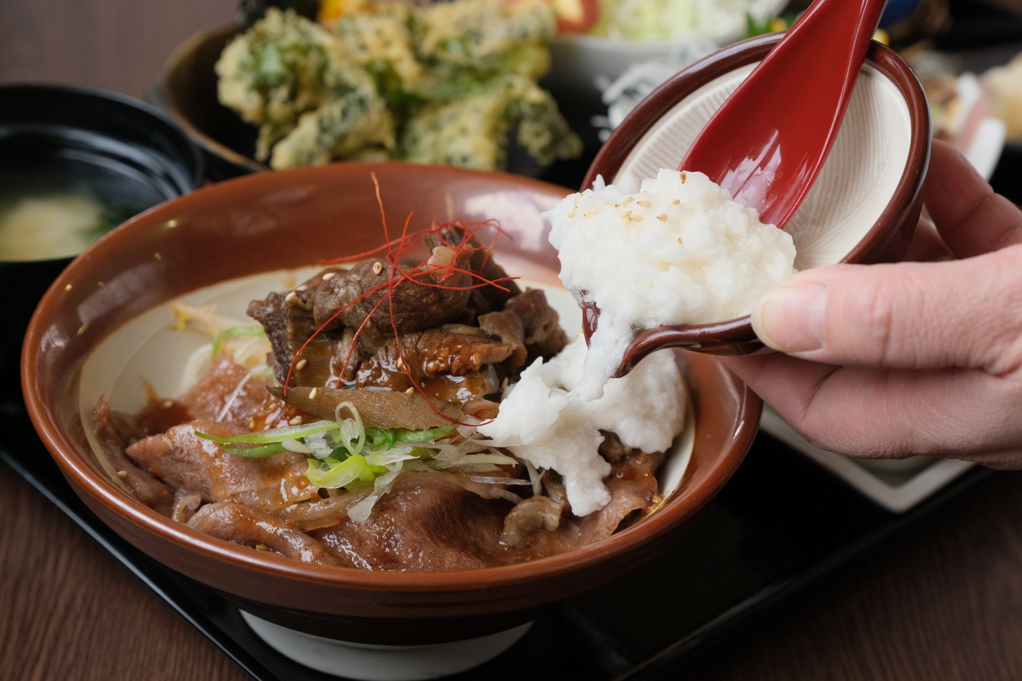 【こちらも「味変」(味の変化)を楽しめる。ザクザクっと粗くたたいた山芋をかけると、面白いほど味変するから不思議】