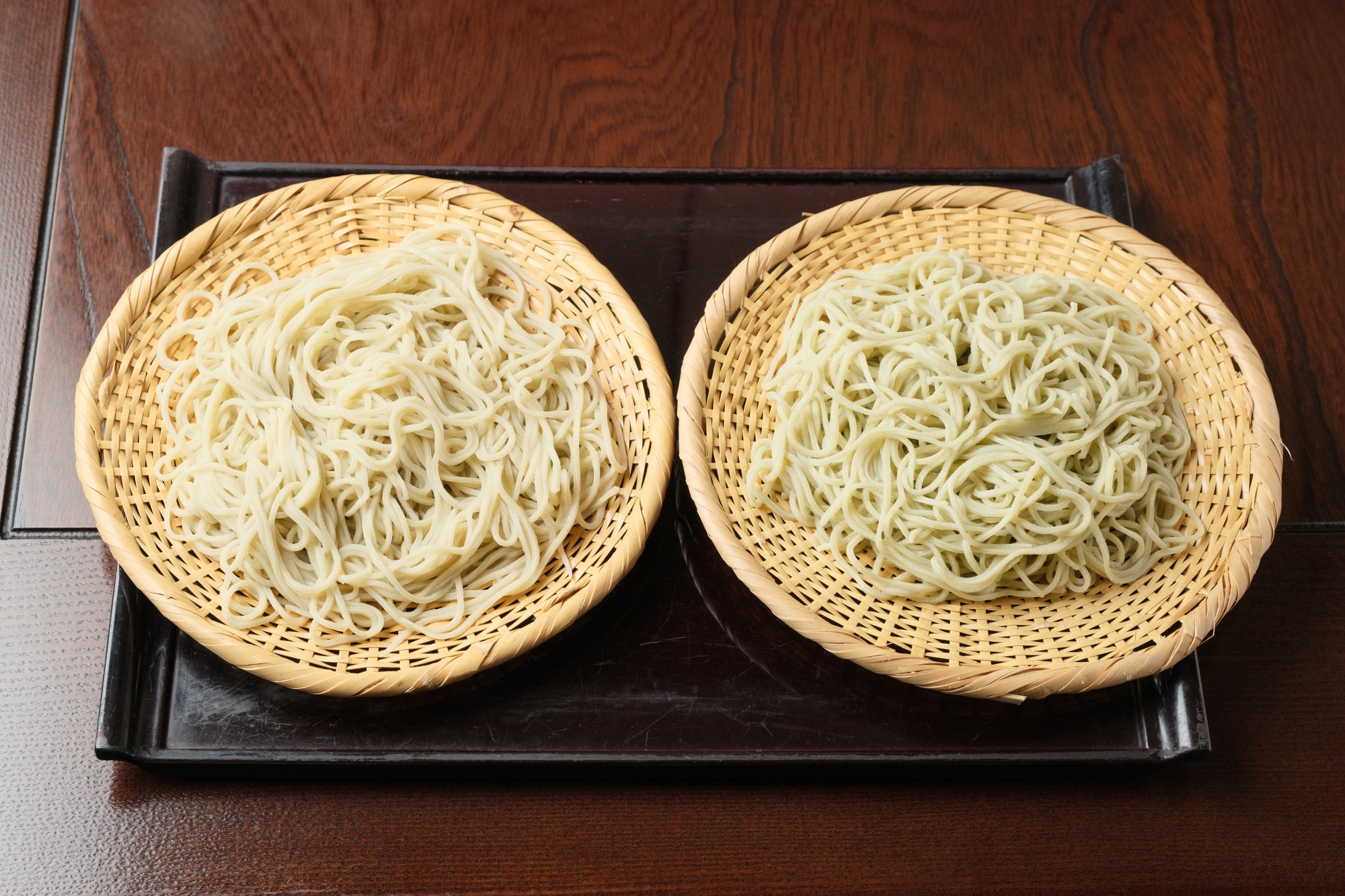 【左が二八そば、右が十割そば。つゆを付けないで食べ比べると、味の違いが明らか】