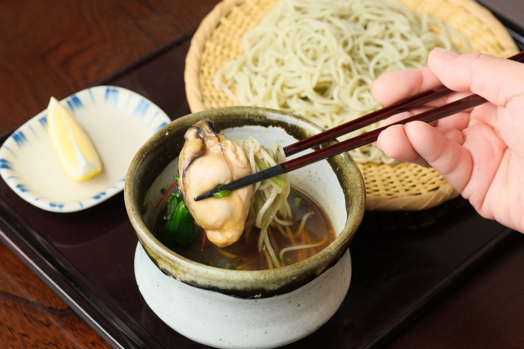 【季節限定の広島牡蠣のせいろそば。大粒の牡蠣には薄衣が付いているのでつゆによく絡む】