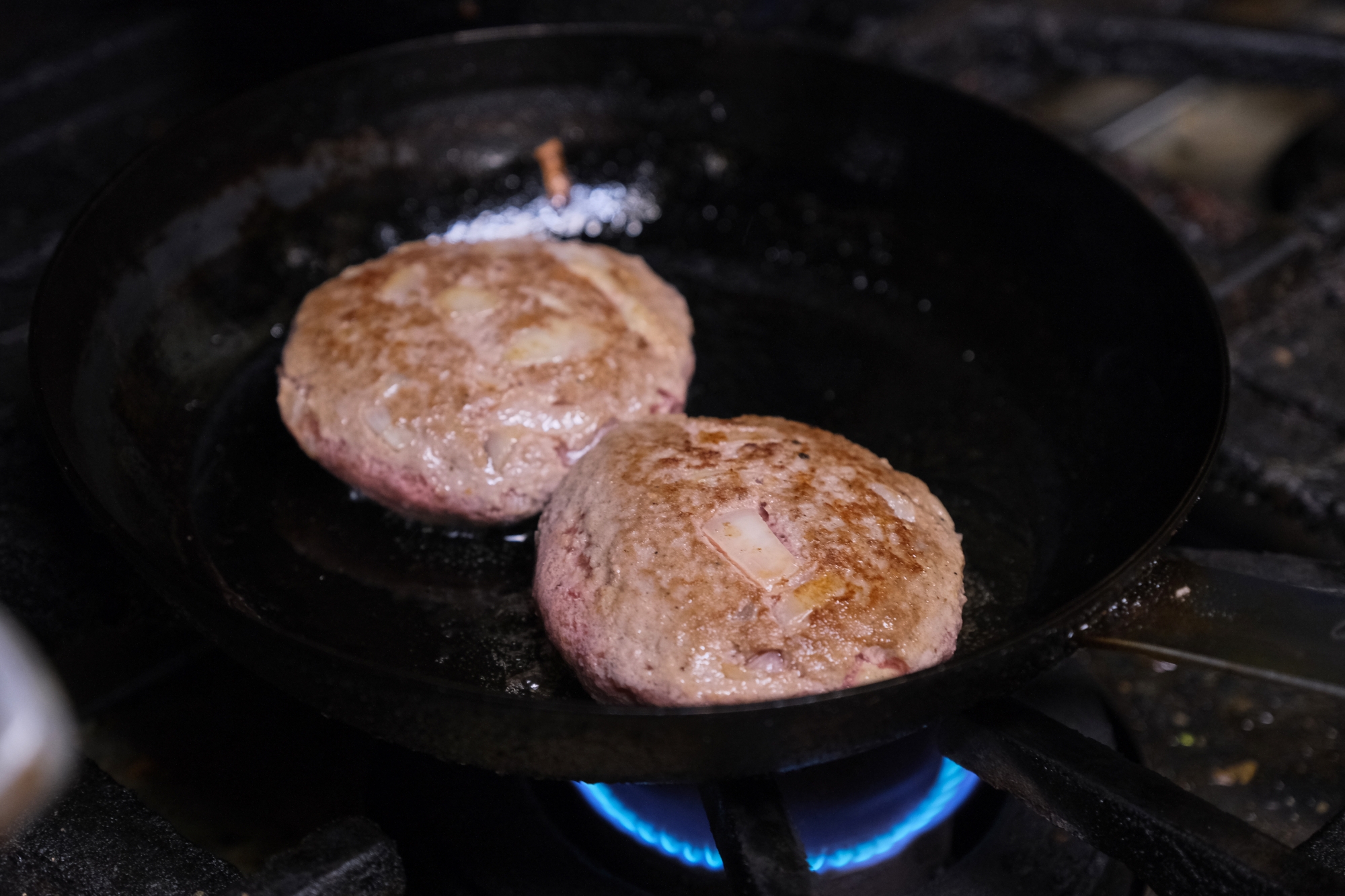 【玉ねぎ、地元の生みたて卵の他、ごぼう、すりおろしたジャガイモが入った比婆牛ハンバーグ】