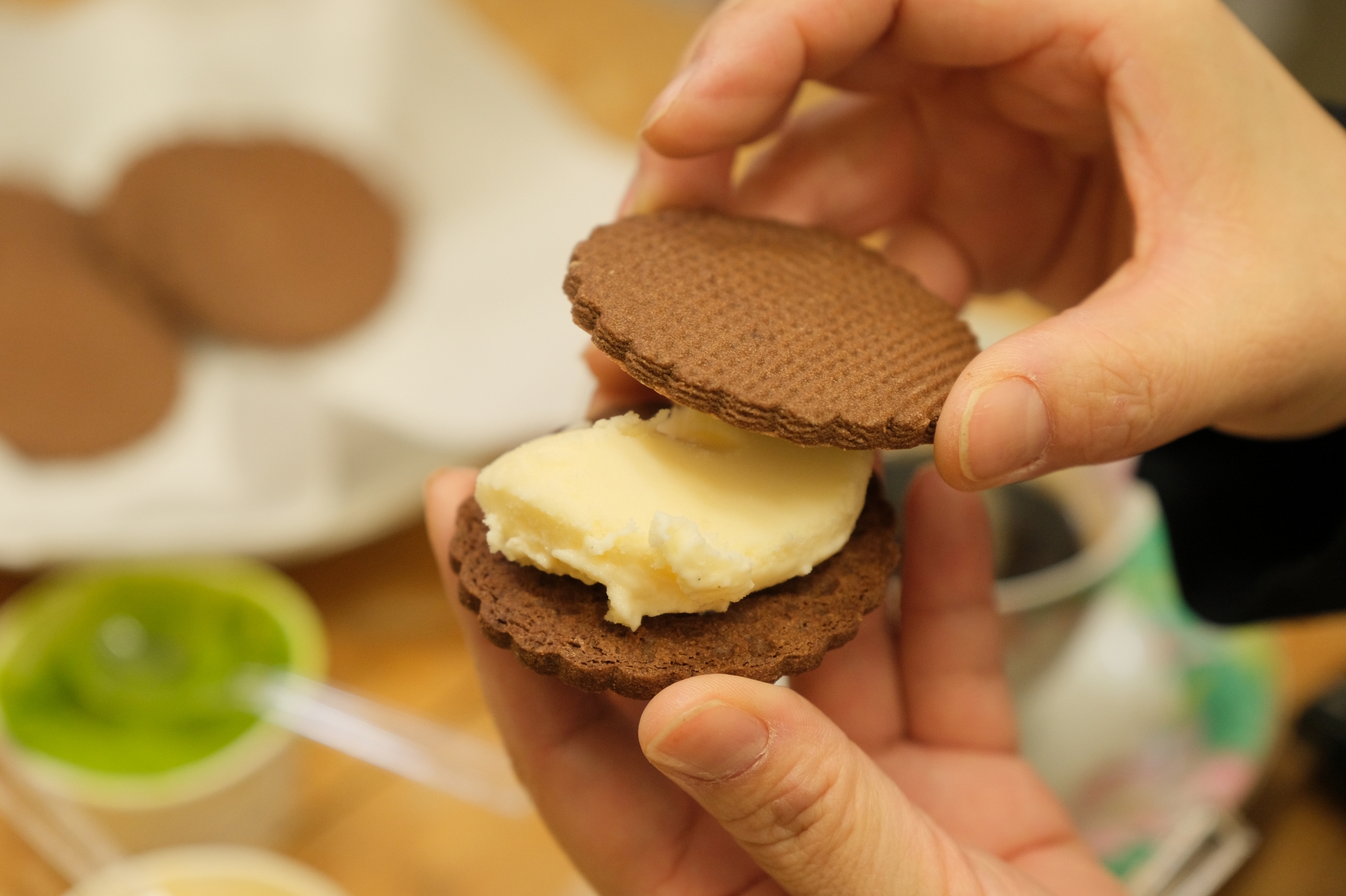 【甘さ控えめのクッキーがこのジェラートとの相性抜群。自分で挟んで食べてみたい！】