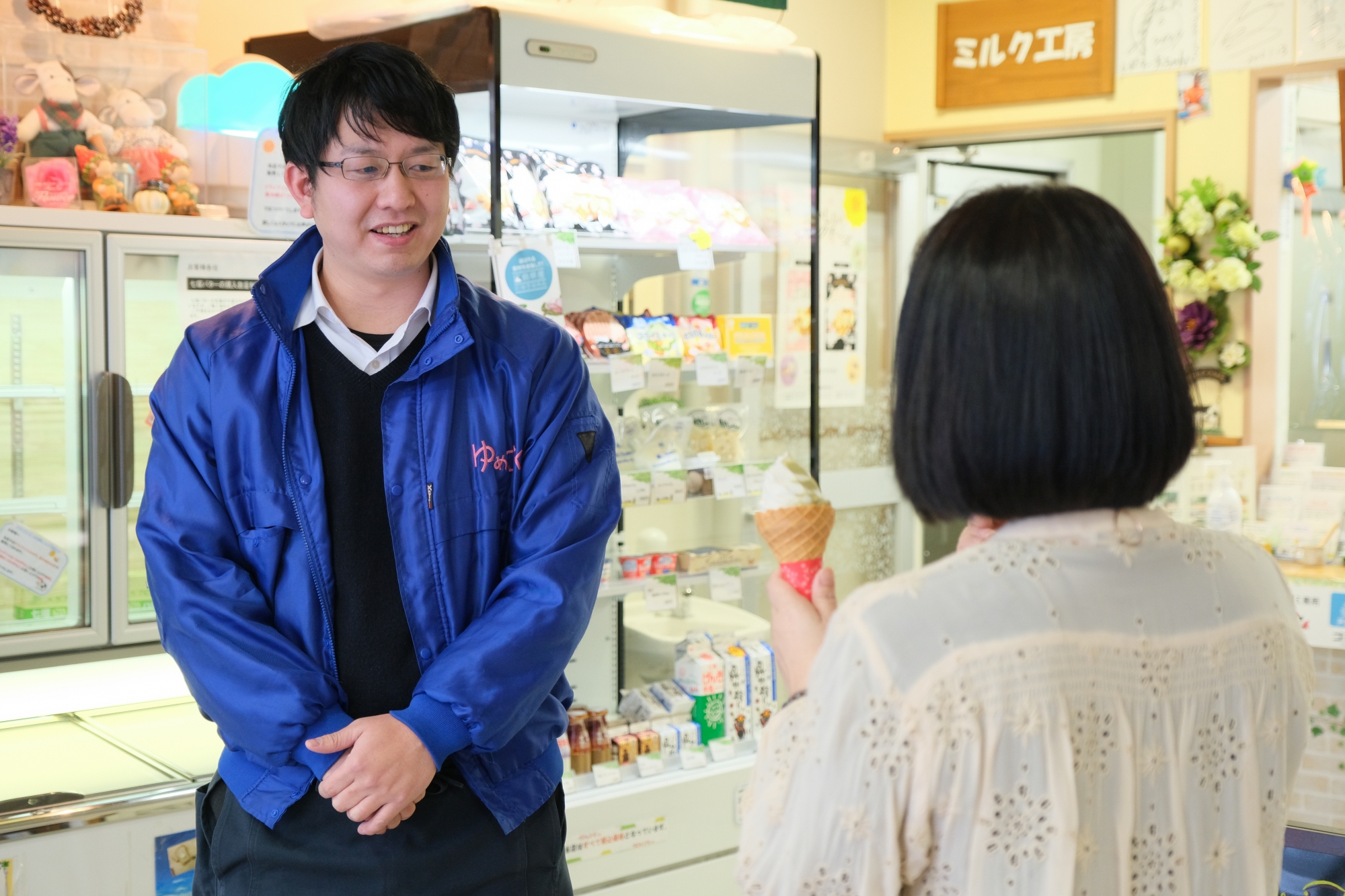 【店長の稲村正雄さん。大好物のソフトクリームを片手にインタビュー】※撮影時のみマスクを外しています。