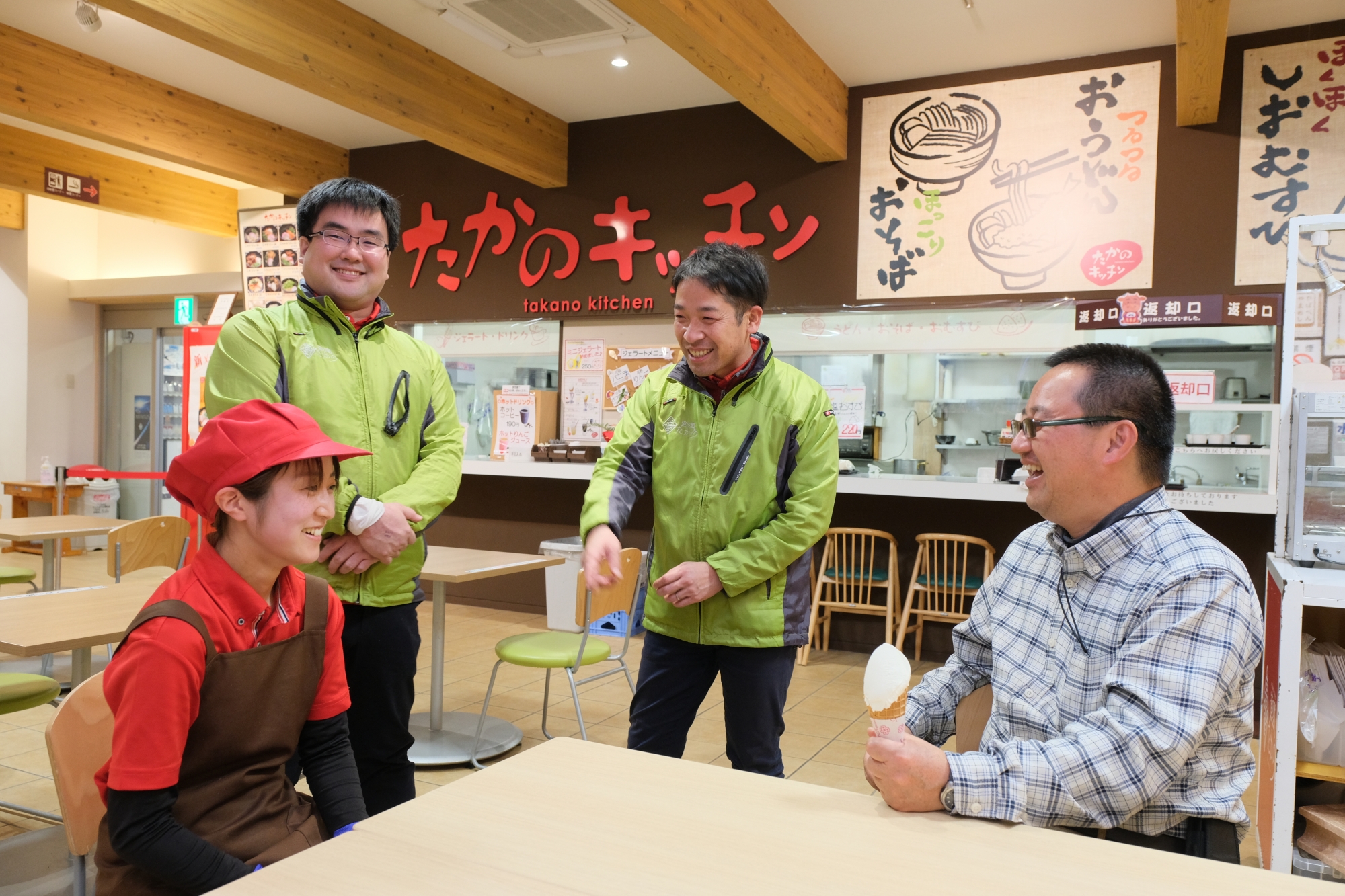 【左から日南住さん、宮口さん、井上さん。これまでのジェラート開発秘話を聞いていると、面白くて笑いが止まらず……!】※撮影時のみマスクを外しています。