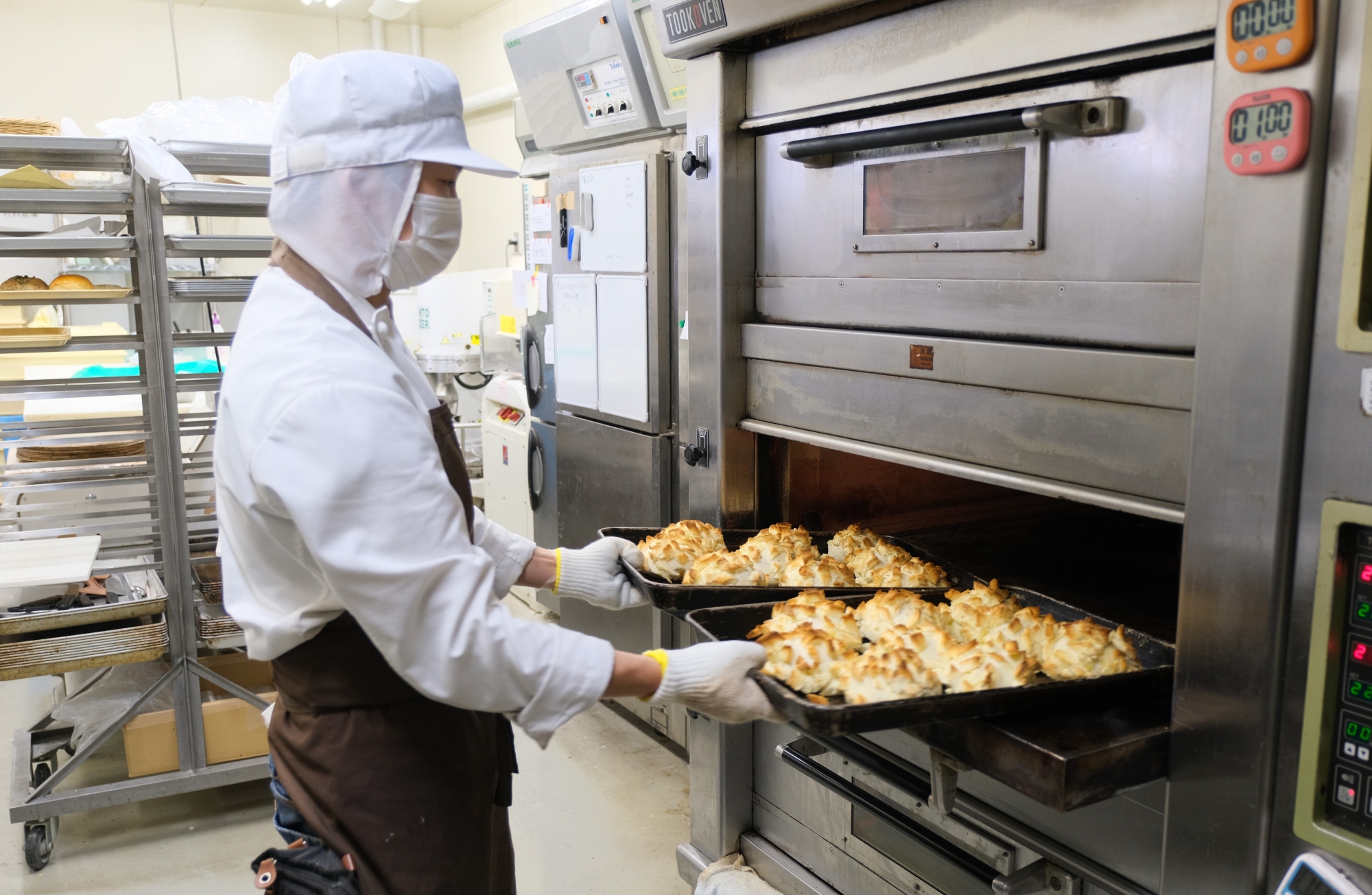 【3種の生地のパンをオーブンで焼き上げる】