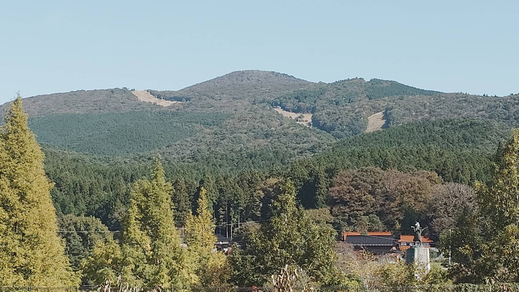 見どころ
日本三百名山のひとつ。田中澄江著『新花の百名山』の中にも取り上げられています。
山頂からの360度の眺望、牧場跡の石塁、たたら製鉄の水源として造られた大池などがあります。
※気象状況により、変動することがありますので、予めご了承ください。
アクセス
庄原ICから月見が丘までお車で約45分
東城ICから月見が丘までお車で約30分